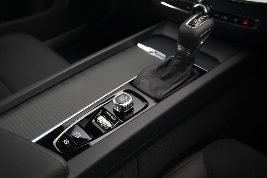 Детали интерьера Volvo V60 D4 Momemtum 2018 года  (UK) (фото 4 из 40)